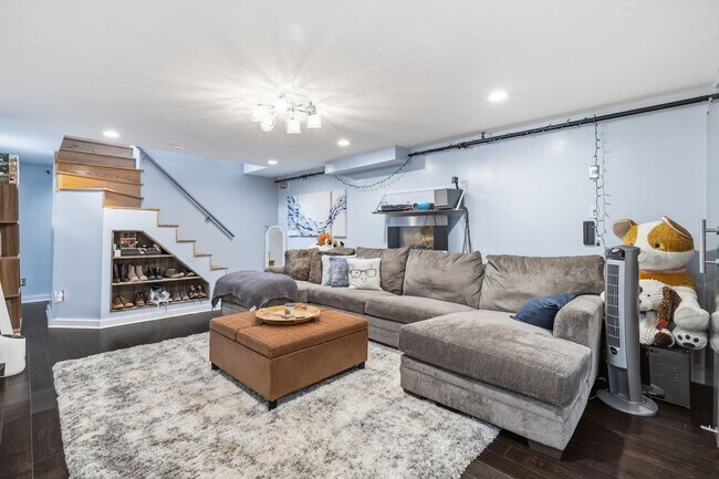 Building Photo - 910 Bingham St