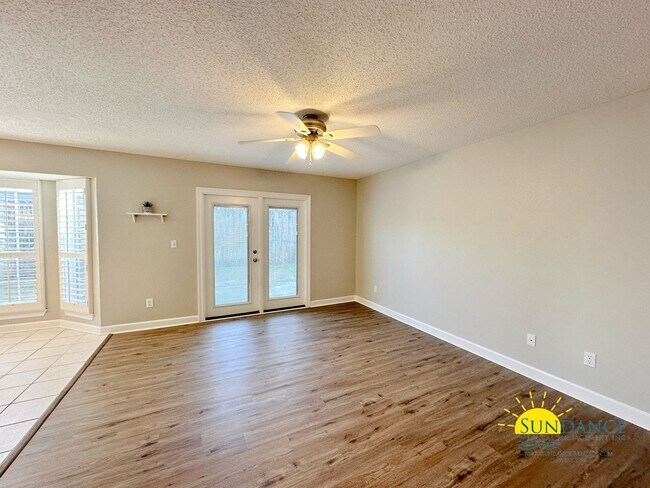 Building Photo - Stunning 4 Bedroom Mary Esther Home, minut...