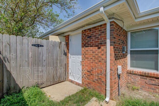 Building Photo - 4601 Hardy Dr