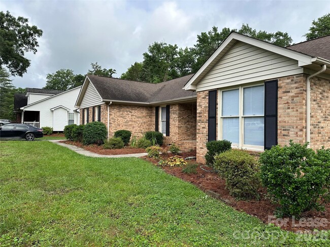 Building Photo - 413 Parallel Dr