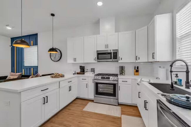 Building Photo - 3415 Yellowstone BlvdRoom 4