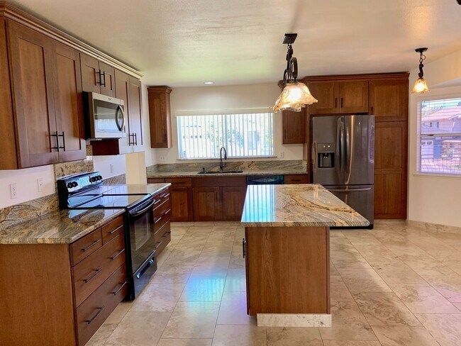 Building Photo - Beautiful SFH 4 bedroom, 2.5 bath, garage with large yard