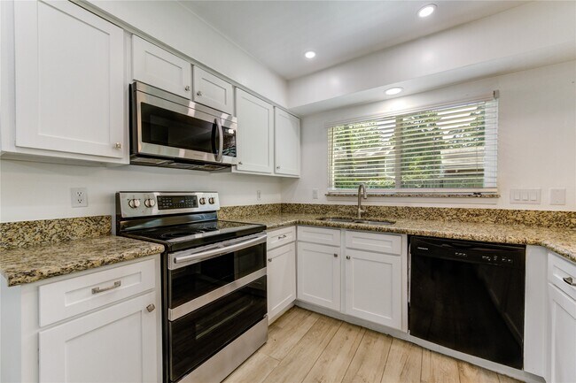Building Photo - 2114 River Village Dr