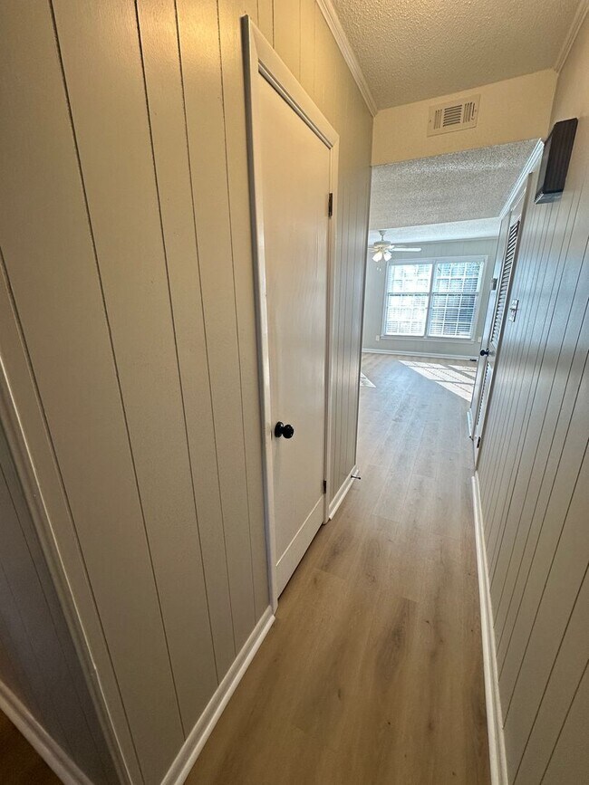 Building Photo - Beautiful 2 Bedroom 1.5 Bath Townhome!