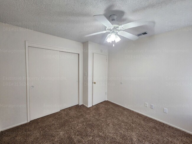 Building Photo - 3 bedroom/ 2.5 bathroom