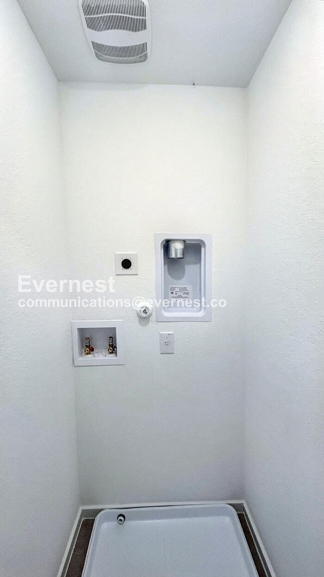 Building Photo - Promo: $500 off of 1st months rent. 3 Bed/2.5 Bath Home with Garage / Pet-Friendly / Brand New! /...