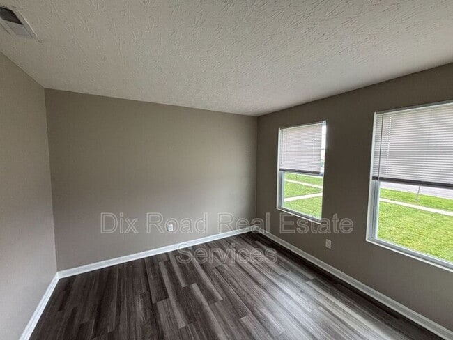Building Photo - 424 W Kemper Rd