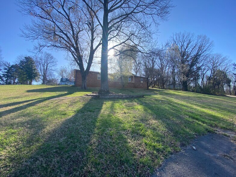 Primary Photo - 1806 E Spring St