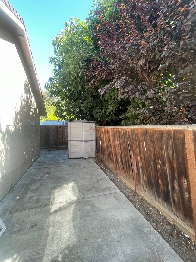 Building Photo - Recently updated 3 bedroom 2 bath Fremont ...