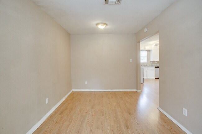 Building Photo - Large 4 bedroom in Tech Terrace ready to c...