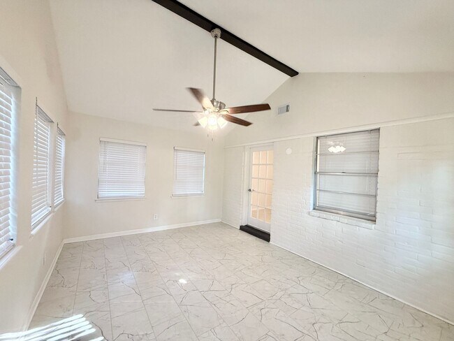 Building Photo - Elegant 3/2/2 home in Maplewood near Meyer...