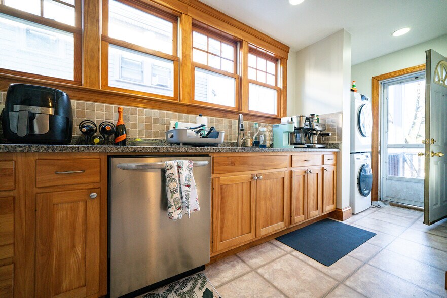 Building Photo - 202 Calumet St