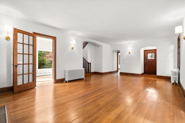 Building Photo - 3 Bed 2.5 Bath - Chevy Chase Colonial - Mo...