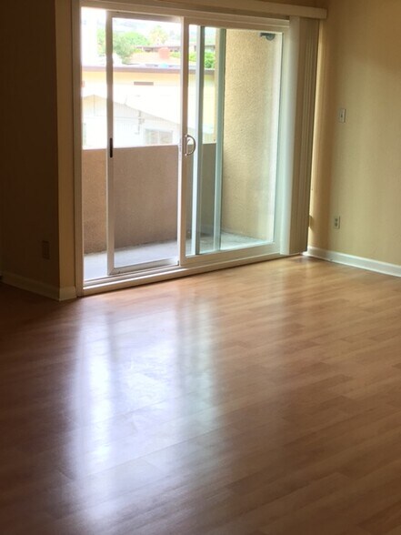 Building Photo - 5051 La Jolla Blvd