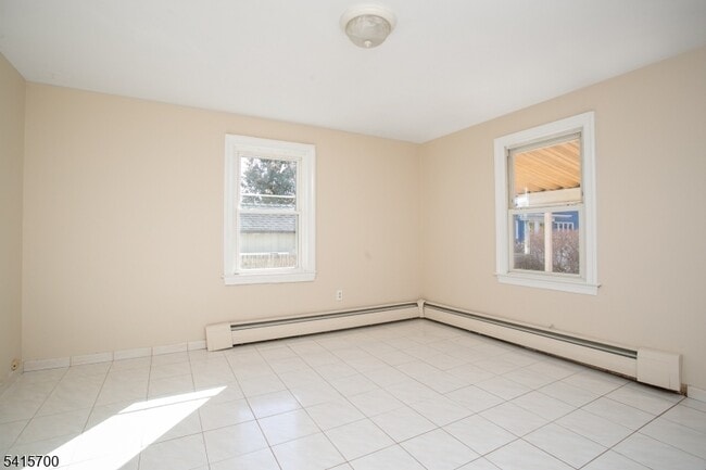 Building Photo - 27 Ashwood Ave