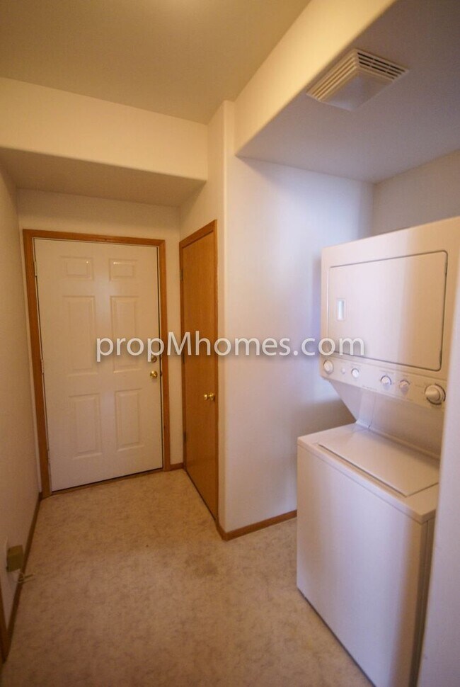 Building Photo - Beautiful Three Bedroom Townhouse - Prime Clackamas Location!