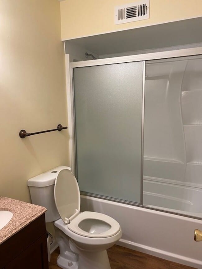 Building Photo - Colonial Circle