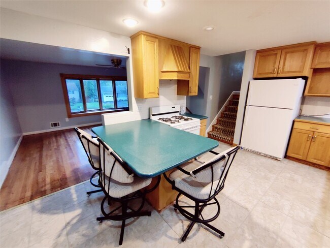 Building Photo - 813 Country Club Rd