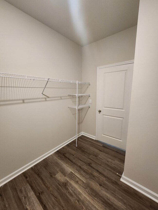 Building Photo - 227 Londonshire Dr