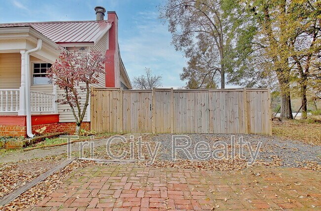 Building Photo - 115 Church Aly