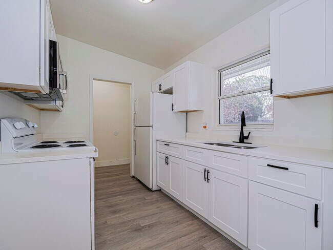 Building Photo - 734 5th Pl SW