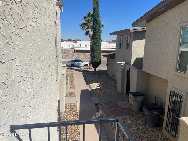 Building Photo - 10640 Cuatro Vistas Dr