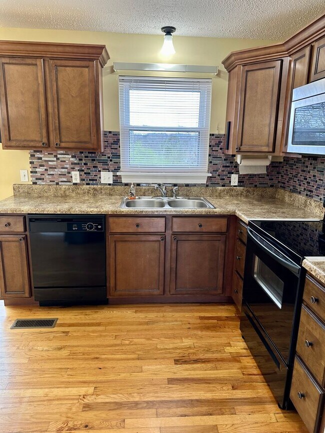 Building Photo - 3  bedroom 1.5 bath now available in Oolte...