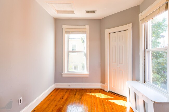 Building Photo - Classy Columbia Heights Row Home! 1/2 Off ...
