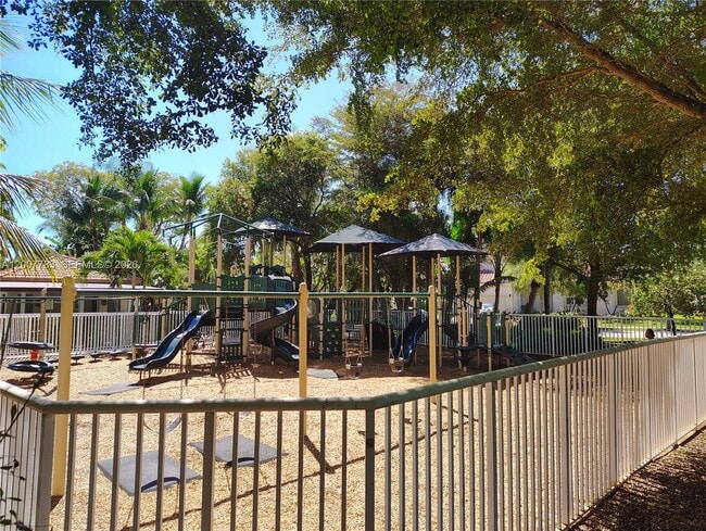 Building Photo - 659 Verona Pl