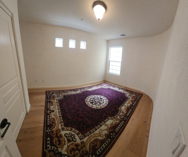 Building Photo - Contemporary Beautiful Spacious 4 bed 3 bath home