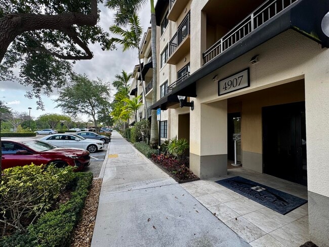 Building Photo - 4907 Midtown Ln