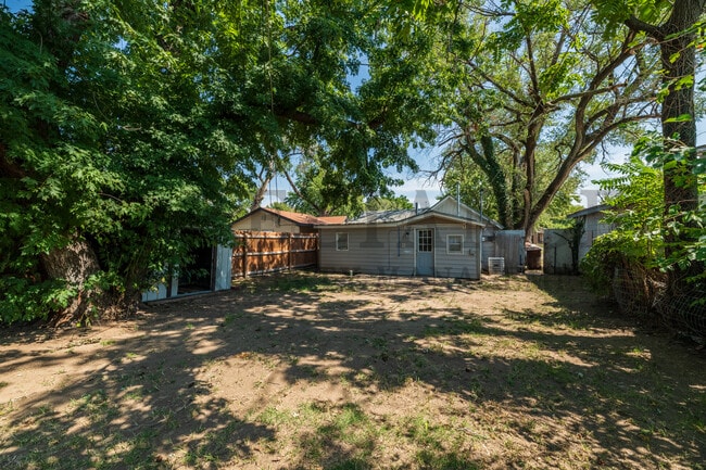 Building Photo - 617 N Clara St