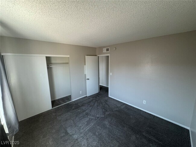 Building Photo - 575 Roxella Ln