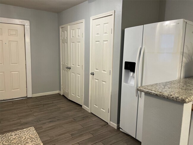 Building Photo - 106 N Eastwood St