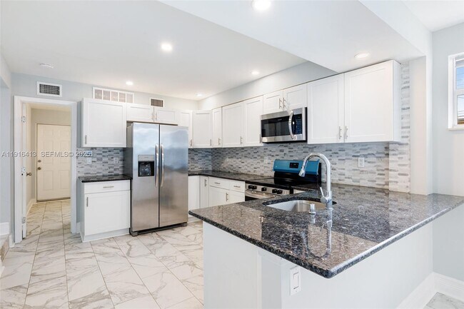 Building Photo - 112 Milton St