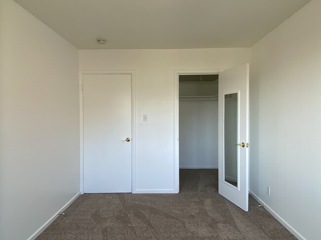 Building Photo - 1BR/1BA Charmer! BAY VIEWS and Parking! Laundry On-Site! Balcony! PROGRESSIVE