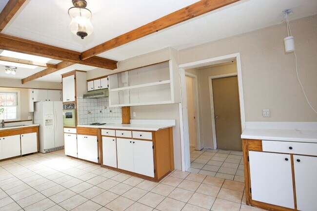 Building Photo - Retro Ranch only minutes from downtown Sou...