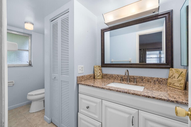 Building Photo - 410 NE 17th Ave