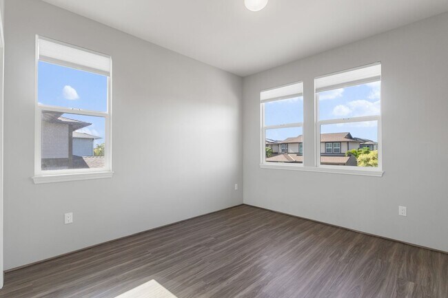 Building Photo - Bright 4-Bedroom Pet-Friendly Golf-Course ...