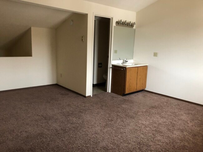 Tudor 2 br loft - Ellet Complex