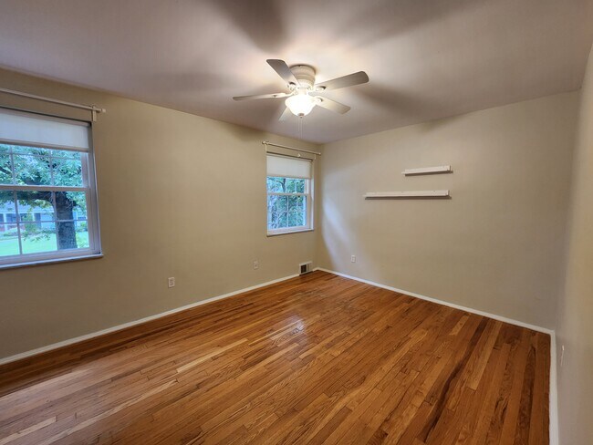 Building Photo - 720 Woodfield Dr