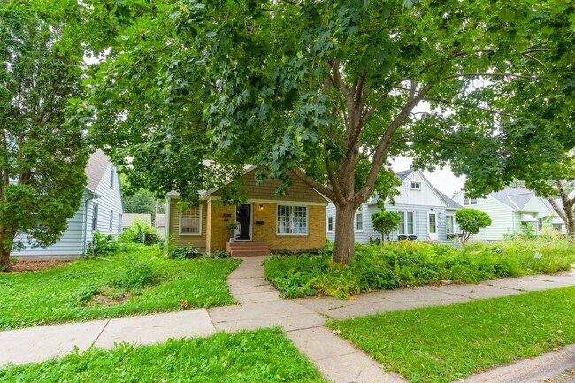 Building Photo - Lovely 3 Bedroom Home in Minneapolis