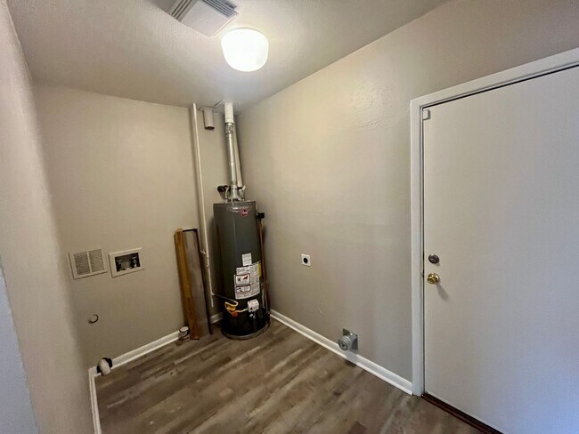 Building Photo - ** Move in Special** Spacious 3 bedroom, 1 bath Lakewood duplex with fenced in backyard available!