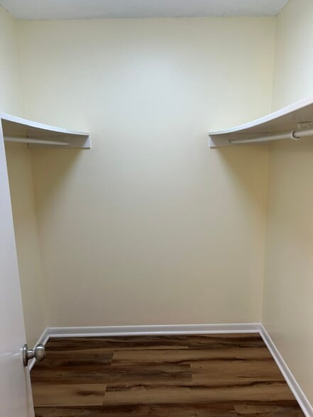 Building Photo - 515 Basswood Ave