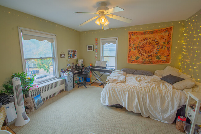 Bedroom 2 - 1075 14th ave se