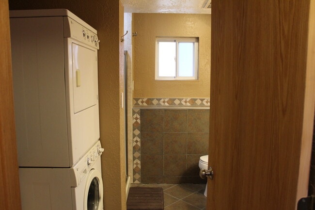 Building Photo - 211 Redwood Cir