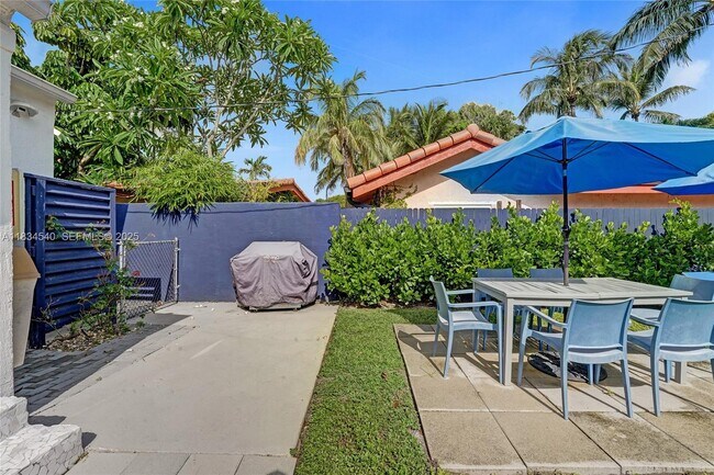 Building Photo - 3305 NE 16th Ct