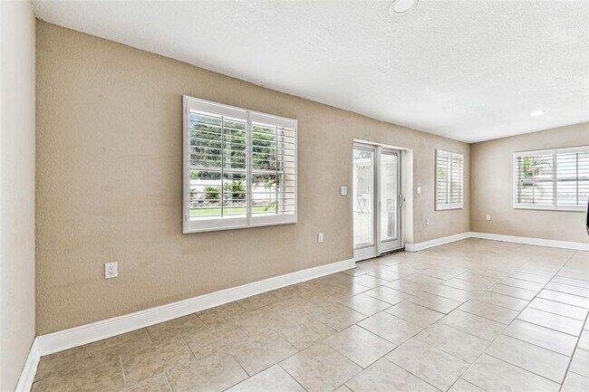 Building Photo - 2580 Granada Cir W