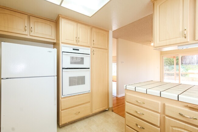 Building Photo - 3 bedroom 2 bath home on a corner Lot