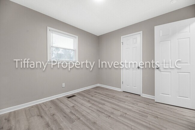 Building Photo - 2331 Woodleaf Dr